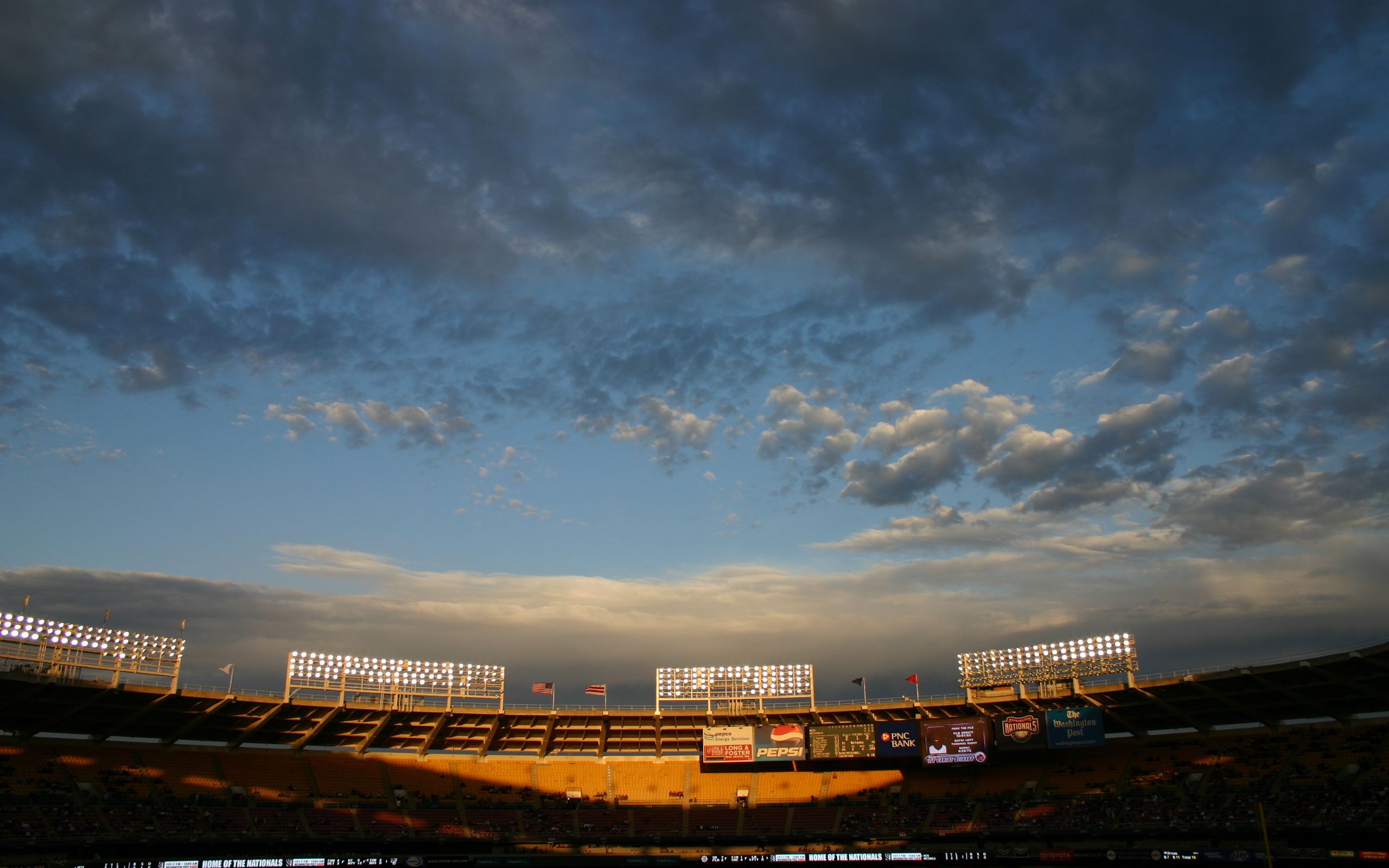 NHL 官方确认：由于昨日安纳海姆球场冲突，相关涉事球迷将被禁止入场观看余下季后赛。